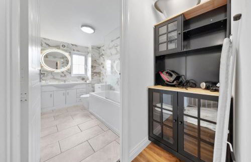 4 Bedroom House by Homestyles Hosts - Short Lets and Serviced Accommodation Islington - Private En-Suite - Foto 59