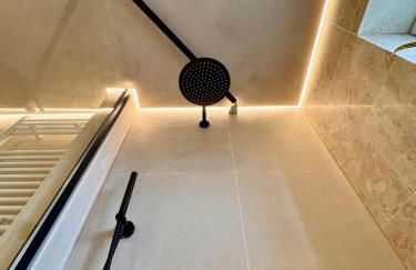 2 bedroom house near centre and private parking - Foto 16