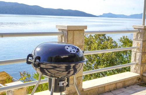 3 Bedroom Beach House with private sea access - Photo 24