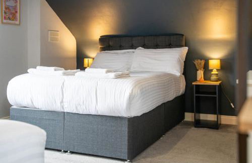 4 Bedroom Stylish House in Redditch - Free Parking - Photo 35