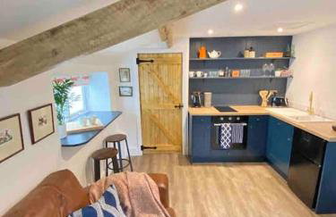 The Little House - Photo 1