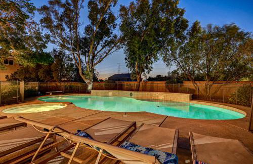 Luxury 6 BR Home Large Pool & Spa with Grassy Yard - Photo 76