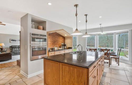 Gorgeous Creek Side Ranch-Style Estate With Dock - Foto 9