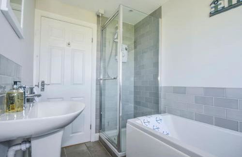 Gertie's Getaway - 3 Bedroom cottage sleep 6-8 - Photo 10