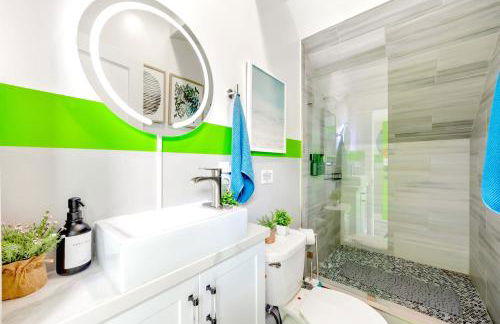 D- Hip & Stylish NoHo Family-Friendly Home near Universal & Hollywood with Patio - Hot Tub - Games - & Parking - Foto 22