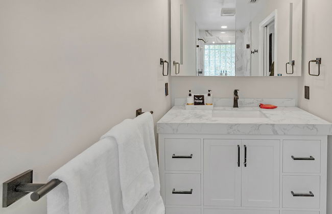 Flirty Flamingo Colorful Waterfront Escape w Pool - Foto 24