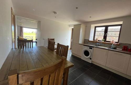 Berryhill East Steading - 3 bedroom 2 bathroom self-catering - sleeps 6 - Private off-road parking - Yard & Shed - Suit Contractors - Peterhead 1 mile - Newly Refurbished - Underfloor Heating - Drying Room - Golf Driving Range - Cafe - Extensive Footpaths - Foto 8