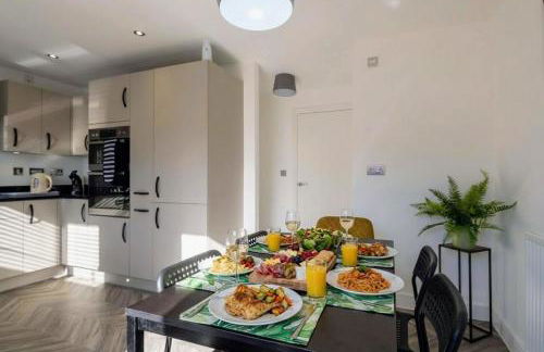 Stylish Innsworth home with garden & parking - Photo 5