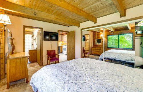 Hot Tub, 1 Mi to Beach 12-Acre Fort Bragg Cabin! - Foto 13