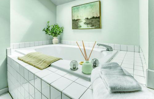 7 Bdrm, Pickleball, Bball, HotTub, FirePit, Golf! - Foto 43