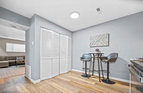 Spacious 2 Bedroom Townhome by StayLage - Foto 14