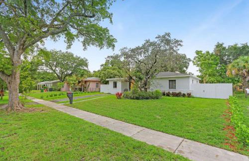 Charming 4BR Oasis with Saltwater Pool and Parking - Foto 31