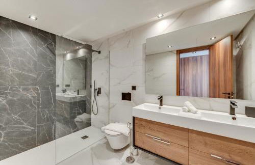 Newly Built 3 BDRM Luxury Apt Close to the Beach - Photo 32