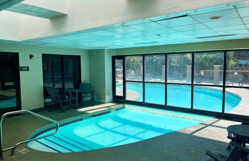 MT CB Mountain Side with King Bed, Hot Tub, Pool & Kitchen! - Foto 10