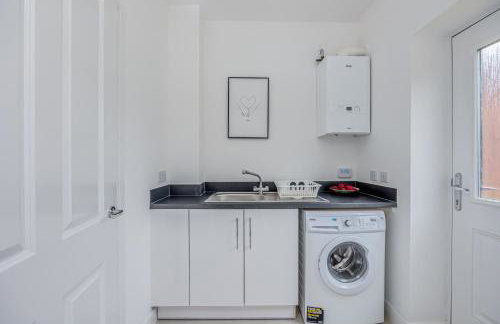 Detached 4 Bedroom 2 Bathroom House - Driveway Parking, Fast WiFi and Smart TV by Yoko Property - Foto 27