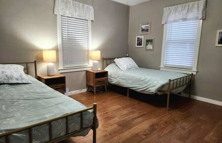 Large Cozy House Near NexusPark Air Hockey - Foto 26