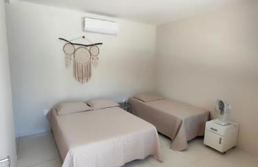 ESPAÇO PÉROLA GUANABARA, 70 Metros do Mar, 4 Suítes independentes COM AR, Área Gourmet Integrada com Piscina,Churrasqueira, 900 Metros de CASTELHANOS, ideal para FAMÍLIAS E AMIGOS - Foto 43