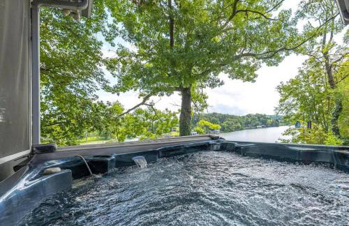 Relaxing Lakefront Retreat w/ Hot Tub & Dock - Foto 55