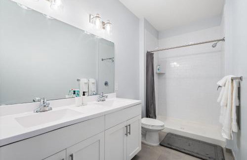 Modern 2BR 2BA Condo Sleeps 8 with Gym Laundry 20 Min to NYC - Foto 12