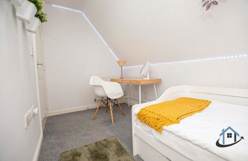 Garfield House, 3 bed house, sleeps 7, Nr Rushden Lakes, allocated parking, corporates welcome - Foto 10