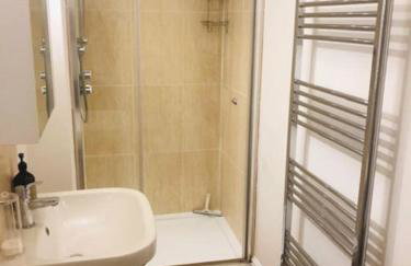 2 double bedroom large modern self contained apartment Free parking - Foto 10
