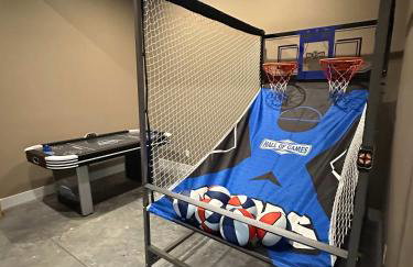 NEW Spacious Clarkson Getaway w Games & Yard - Foto 33