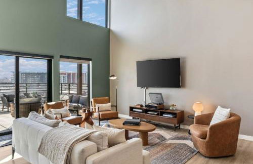 Penthouse Luxury with Pool Patio and City View plus Walk to Broadway - Foto 14