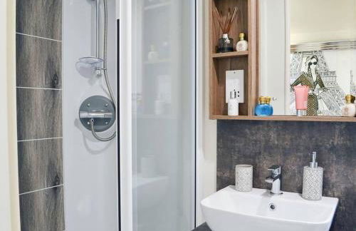 2 Bed Lodge - Sleeps 6 - Dogs - Hot Tub - Parking - Foto 14