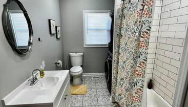 Mrs. Hughes Cottage - 2 bedroom House w/ parking - Foto 5