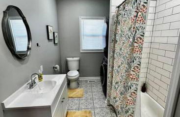 Mrs. Hughes Cottage - 2 bedroom House w/ parking - Foto 5