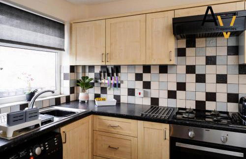 Northampton Pop Art House - Free Parking - Fast Wi Fi by AV Hughes Properties - Photo 21