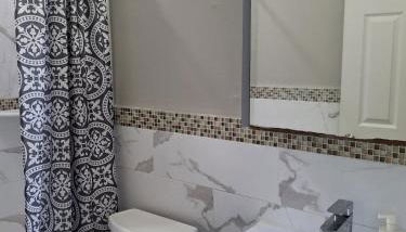 Two-Bedroom Home Private Parking 25 min to NYC - Foto 2