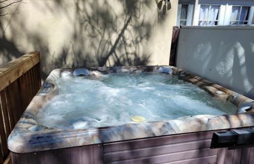 Newly remodeled mountain home! - Photo 12