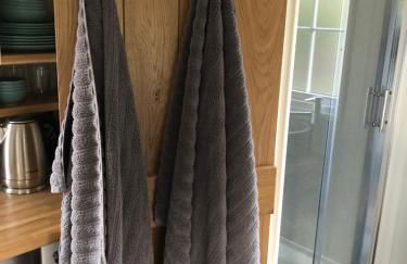 Green Valley, Cotswold stay with hamper - Photo 9