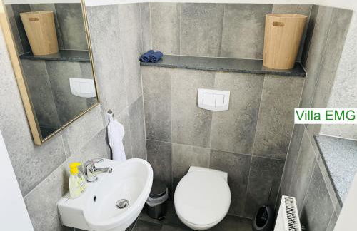 Ferienhaus Villa EMG Velbert nah Düsseldorf Essen Dortmund, Familien Gruppen bis 27 Personen, 3 Küchen, Kaminofen, Terrasse - Photo 57