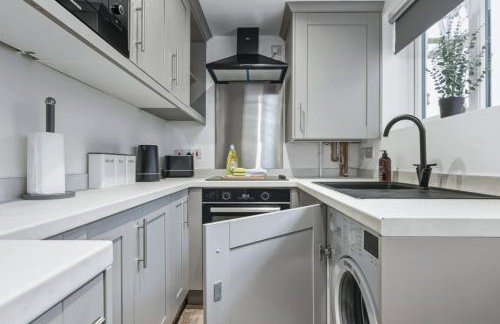 Albert House - Near the High Street - Free Parking, Garden, Fast WiFi and Smart TV by Yoko Property - Foto 11