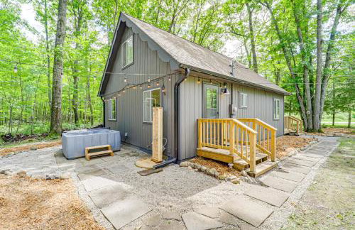 Roscommon Chalet with Hot Tub Near Higgins Lake! - Foto 23