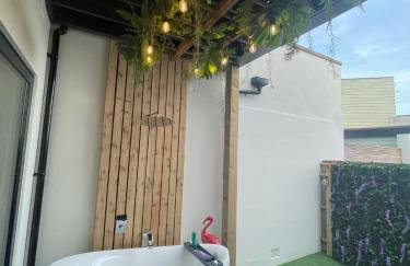 The Jungle Apartment - by Coastline Retreats - Jungle Themed Garden Apartment - Outdoor Bath - Next to Seafront - Childrens Toys - Superfast Wifi - Netflix - Disney - Foto 25