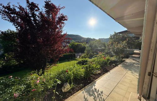 Lautertal Panorama-Suite - Kingsize-Bett & Badewanne & Dusche - Raucherbereich vor überdachten Terrasse - Rosengarten - Parkplätze 15m entfernt- Naturschutzgebiet vor Haustüre - sehr ruhige Gegend - Self-Checkin - 45qm2 - Foto 6