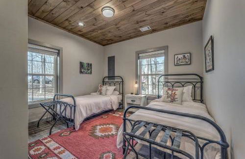 5-Star Cabin wHot Tub, Game Room, & Resort Perks! - Foto 15