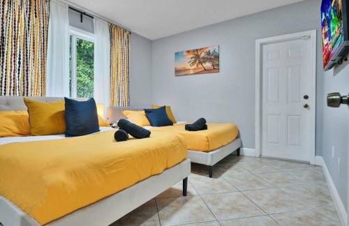 Escape GameRoom, BAR, BBQ, Spacious,KING Bed, All Luxury mattresses, Near Beach, 6 blocks away from Bars, Nite Clubs, Res, Shops - Photo 7