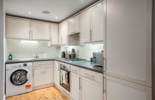 Bishops Stortford 2 Bed Flat - Free Parking - STN - Foto 9