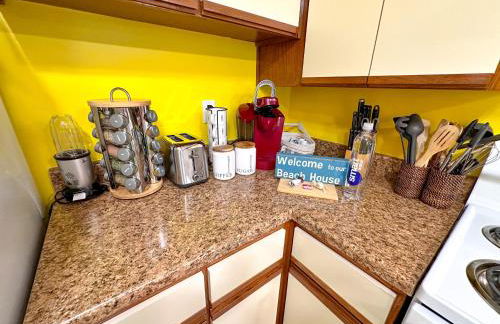 Stylish 2BR Condo Near Beach, Large Pool & Patio, Pet Friendly - Foto 14