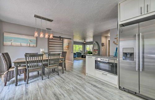 Canal-front Gem with Pool and Hot Tub in Anna Maria - Foto 9