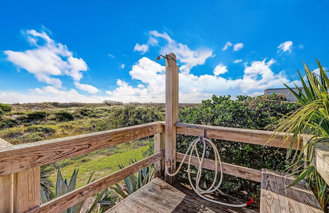 Newly Remodeled Oceanfront Condo with Salt Water Pool and Private Walkway to Beach by RedAwning - Foto 29