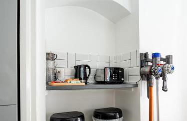 Tettenhall Lodge Gardens - Photo 9