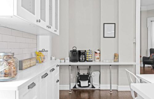 Elegant Manor w Private Yard & Modern Amenities - Foto 37