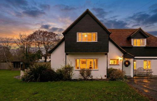 Spacious Coastal Family Home Sleeps 8 - Photo 37