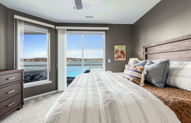 Panoramic Sunset Escape Waterfront Condo for 7! - Photo 2