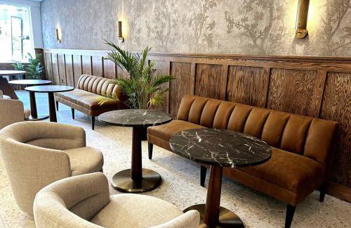 King Bed, Historic DTWN Hotel, Coffee Shop, Room # 202 - Foto 12